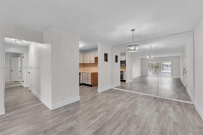 Foto del edificio - 6413 Bay Club Dr