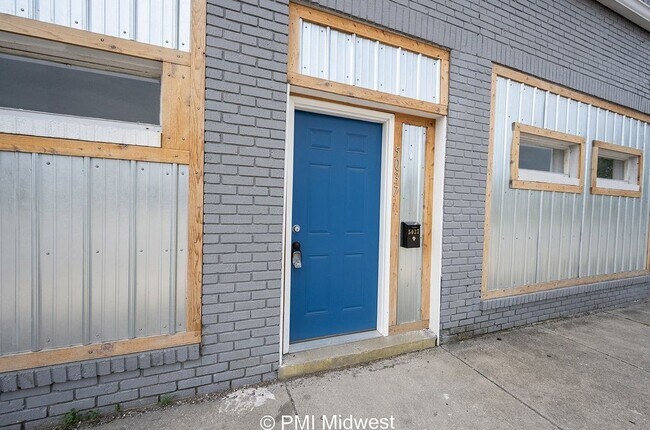 Foto del edificio - "Charming 3-Bed Duplex Retreat on E 10th S...