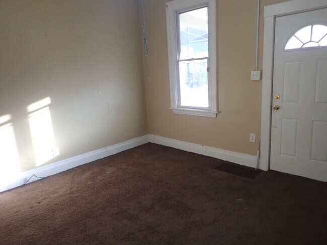 Building Photo - 2 story home includes 2 bedrooms, 1 bath ~
