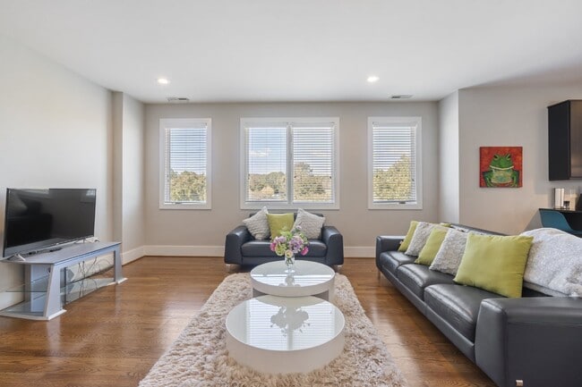 Building Photo - Luxurious 3-Bedroom Condo in Chapel Hill -...