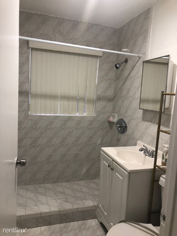 Foto del edificio - 1 br, 1 bath House - 830 SE 5th Pl