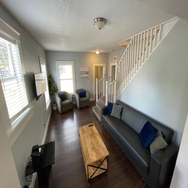 Building Photo - 410 E Floribraska Ave