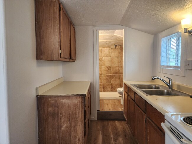 Building Photo - 1924 E 5th St