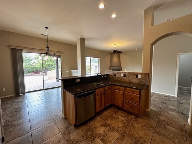 Building Photo - Southwest beauty in the Village of Oak Creek