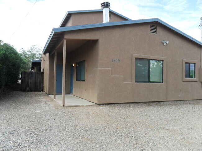 Building Photo - 1409 E Elm St