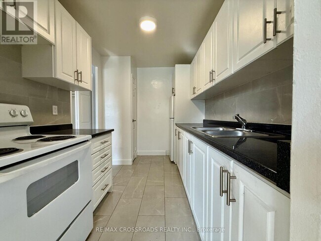 Photo du bâtiment - 363 Lakeshore Rd E