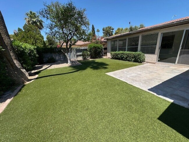 Building Photo - The Lakes Community in Tempe