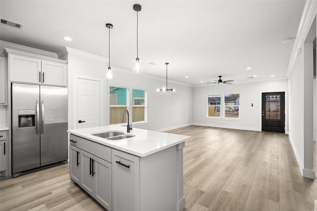 Building Photo - 8056 Meadowbrook Dr