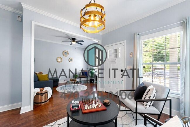 Building Photo - Cozy 3 bedroom house located one block from the Beltline!