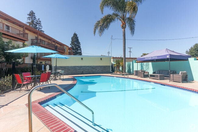 Pool - Saratoga Savoy Apartments