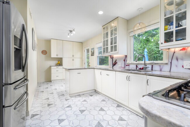 Building Photo - 74 Boxwood Dr