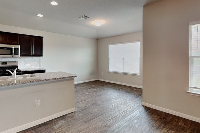 Building Photo - 10808 Seguin St