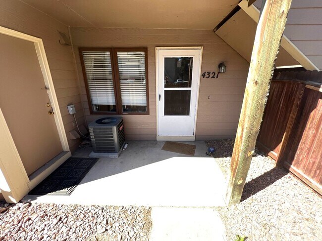 Foto del edificio - Cozy End-Unit Condo in Gated Community