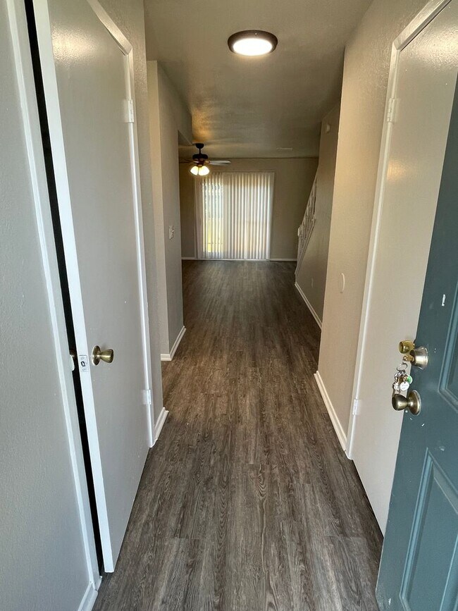 Foto del edificio - 3 BEDROOM 2 BATH CONDO BY UNT