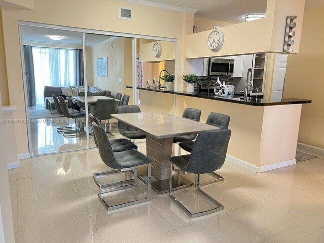 Foto del edificio - 17100 N Bay Rd