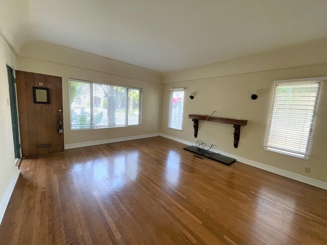 Building Photo - 152 N Arnaz Dr