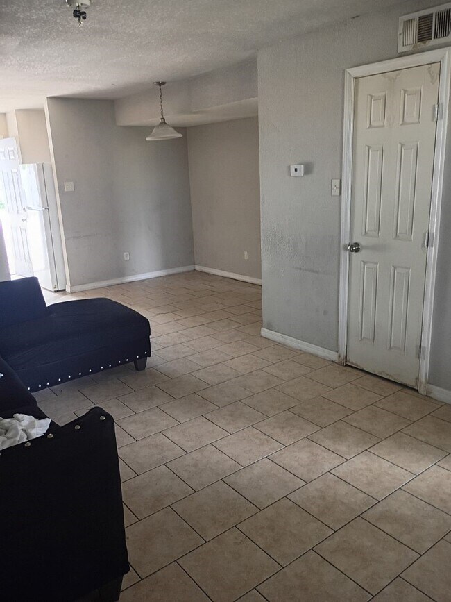 Foto del edificio - 7201 Hallshire Dr