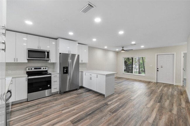 Building Photo - 6870 SW 18th Ct