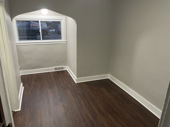 Building Photo - 1410 Valley Dr
