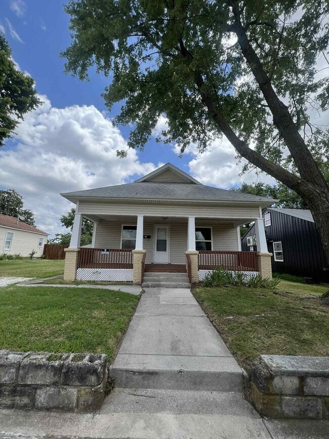 Building Photo - JOPLIN: BEAUTIFUL, SPACIOUS 4 BEDROOM/ 3 B...