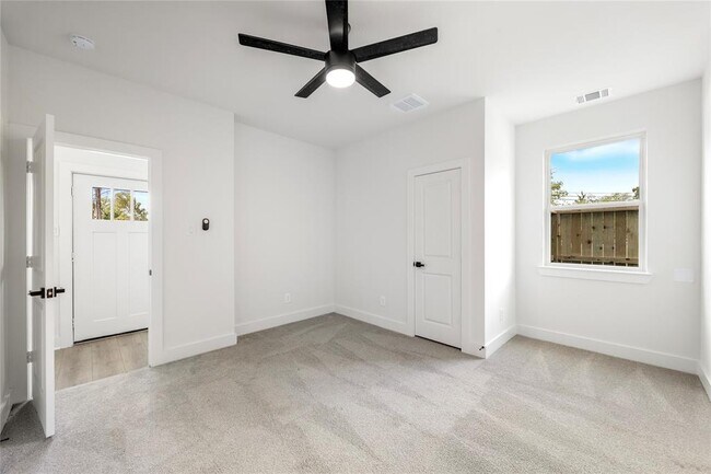 Foto del edificio - 947 Green Meadow Ln