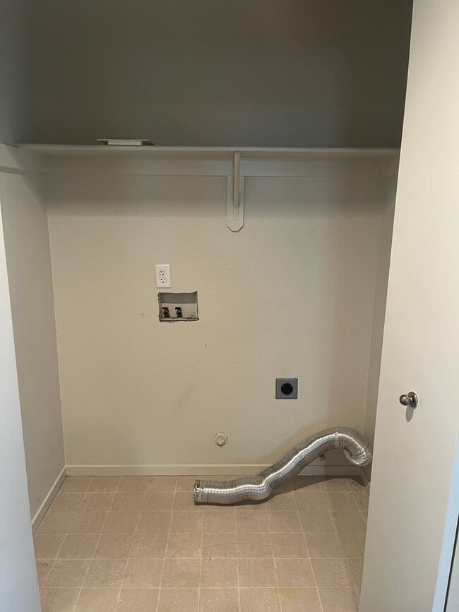 Building Photo - 2 Bedroom 2 bath Home with extra room