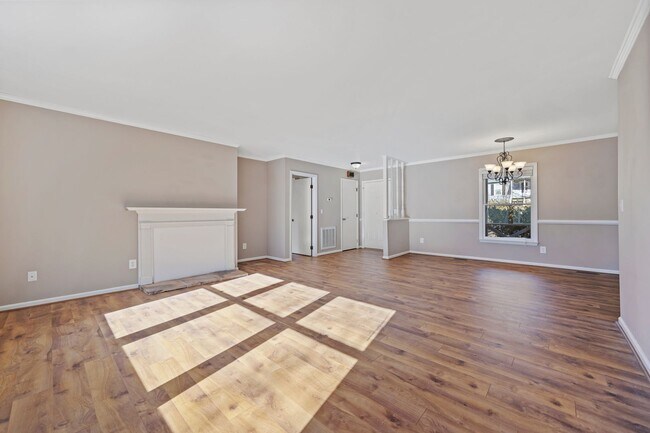Foto del edificio - BEAUTIFULLY RENOVATED 3 BEDROOM, 2 BATH RA...