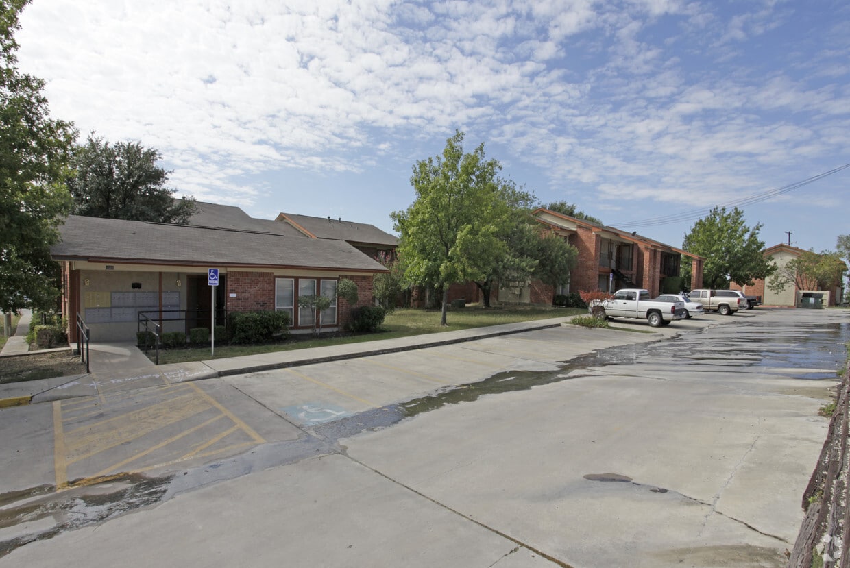 Building Photo - Quail Run Apartments