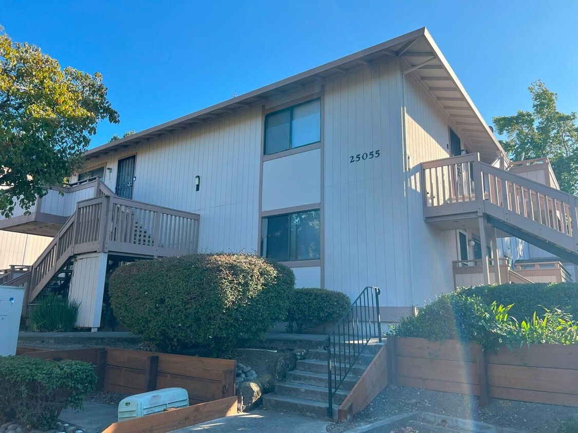 Foto principal - Desireable Gated Community Condo