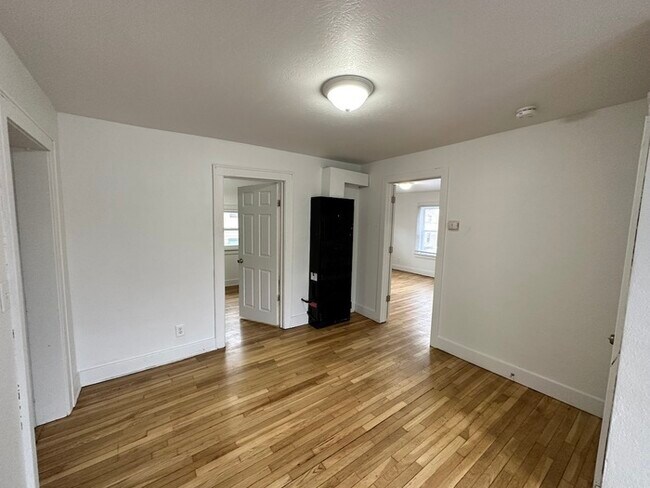 Building Photo - SE Side Spacious Two Bedroom Upper Unit