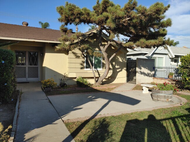 Building Photo - 11311 Bluebell Ave