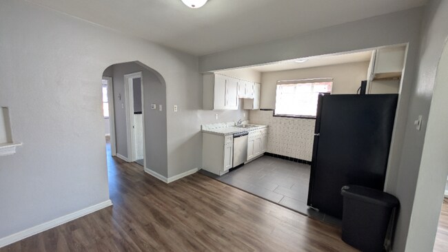 Building Photo - 5825 Sunshine Dr