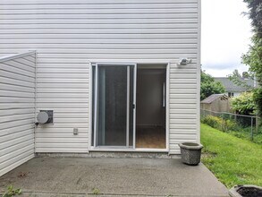 Building Photo - 9235 Woodbine St
