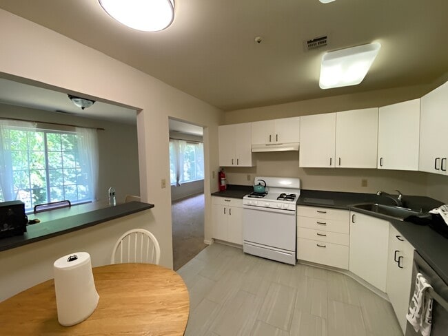 Building Photo - 105 Village Dr