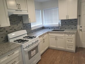 Building Photo - 331 Las Palmas Ave