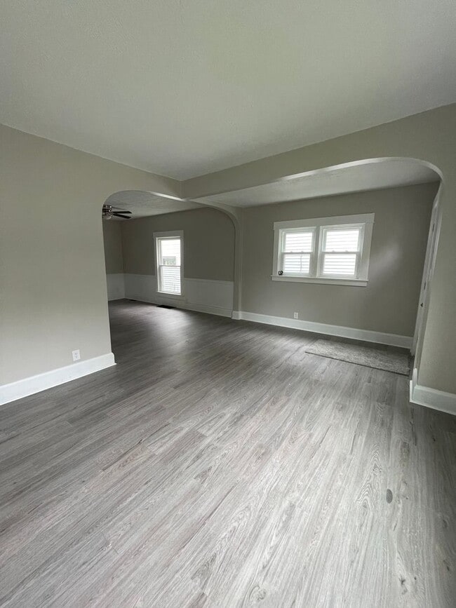 Building Photo - Three Bedroom House