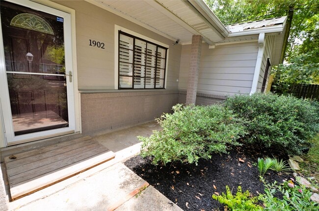 Building Photo - 1902 Coulcrest Dr