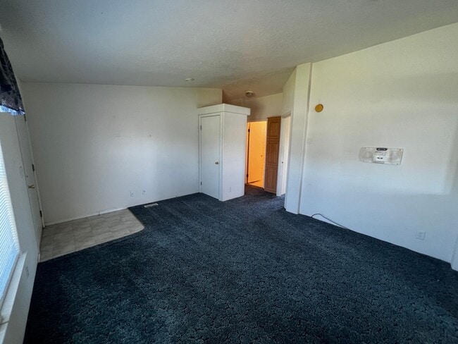 Building Photo - 3040 SW River View Dr
