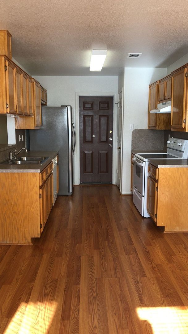 Building Photo - RENT SPECIAL & PRICE REDUCTION - AVAILABLE...