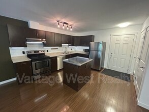 Building Photo - 1483-1483 Glenmore Rd N