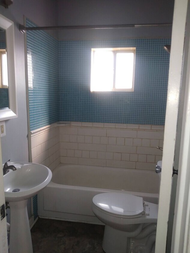 Foto principal - 2 bedrooms, 1 bath, fenced yard near CNM, UNM