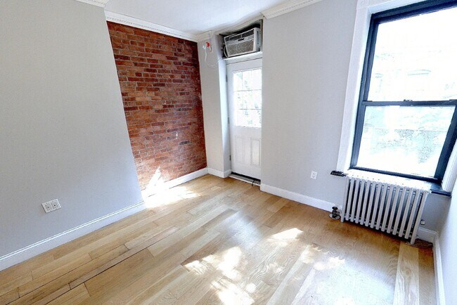 Building Photo - 102 E 7th St