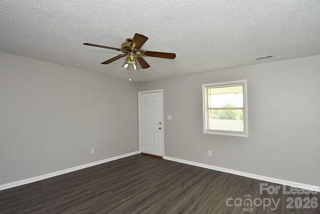 Building Photo - 166 Glen-Gar Dr