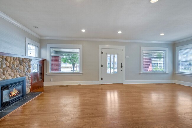 Building Photo - 4052 Albatross St