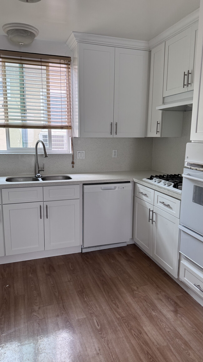 Kitchen - 11983 Walnut Ln