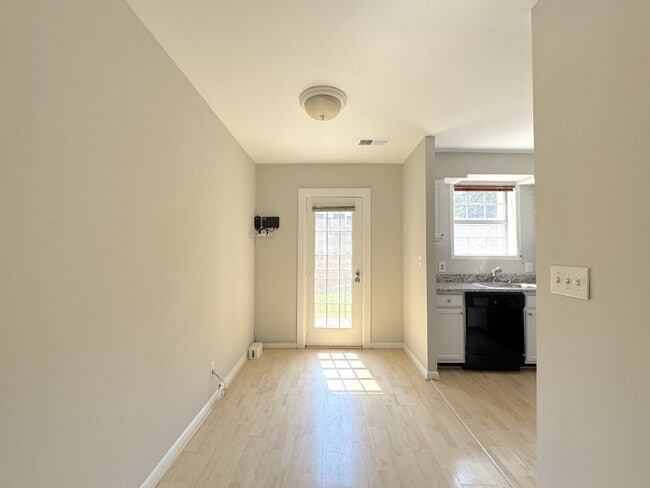 Building Photo - Welcome to this well-maintained top-floor condominium