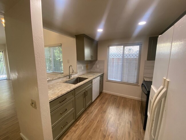 Building Photo - $3,195 - BEAUTIFULLY TWO BEDROOM TOWN HOME...
