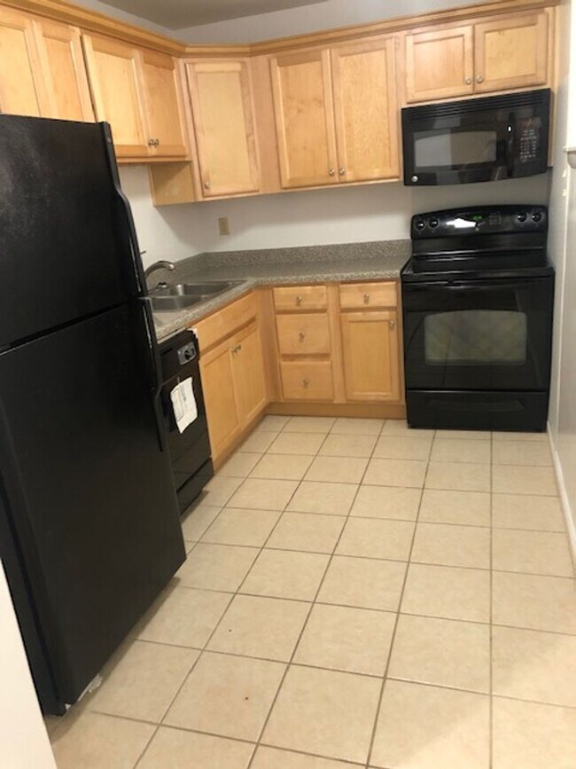 Building Photo - 2 Bed 1 Bath Apartment in Gated Community with Pool!