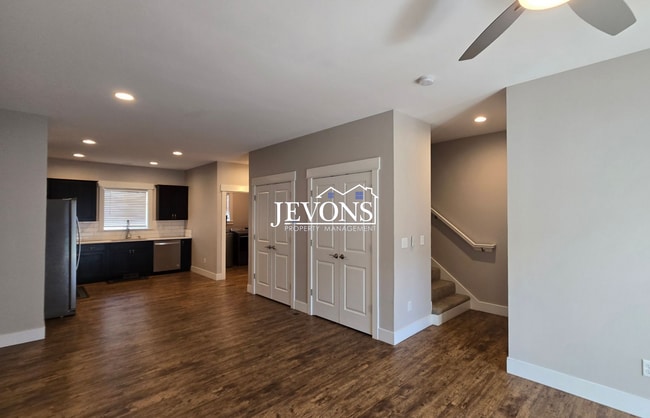 Building Photo - 2600 Racquet Ln