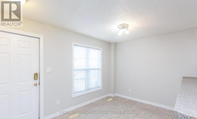 Building Photo - 600 Sarnia Rd